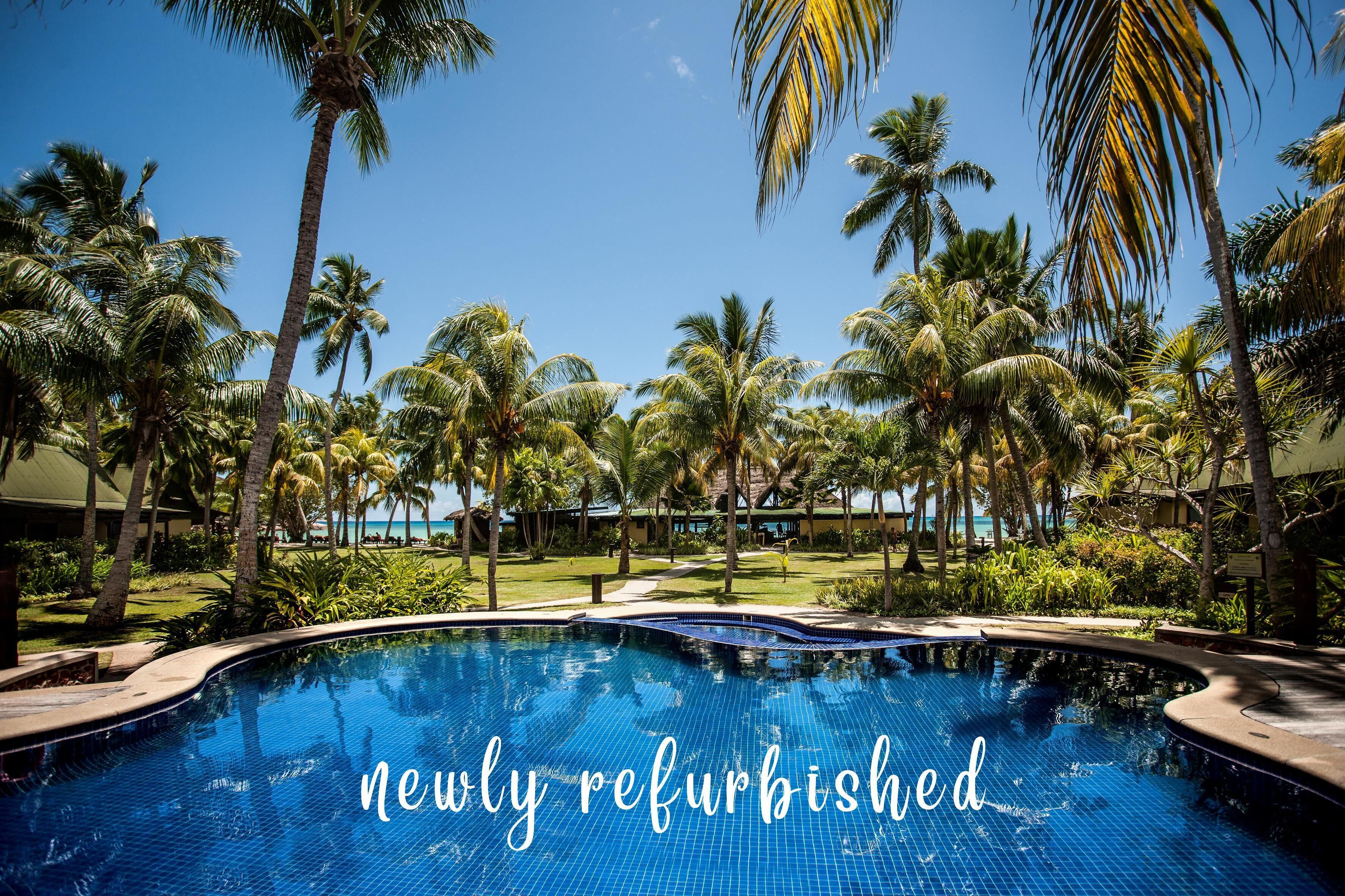 室外游泳池 ，提供泳池遮陽傘和日光浴躺椅