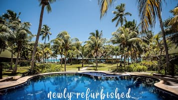 Kolam renang outdoor, dengan payung kolam renang dan kursi berjemur