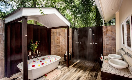 Couples treatment rooms, body treatments, aromatherapy. Paradise Sun