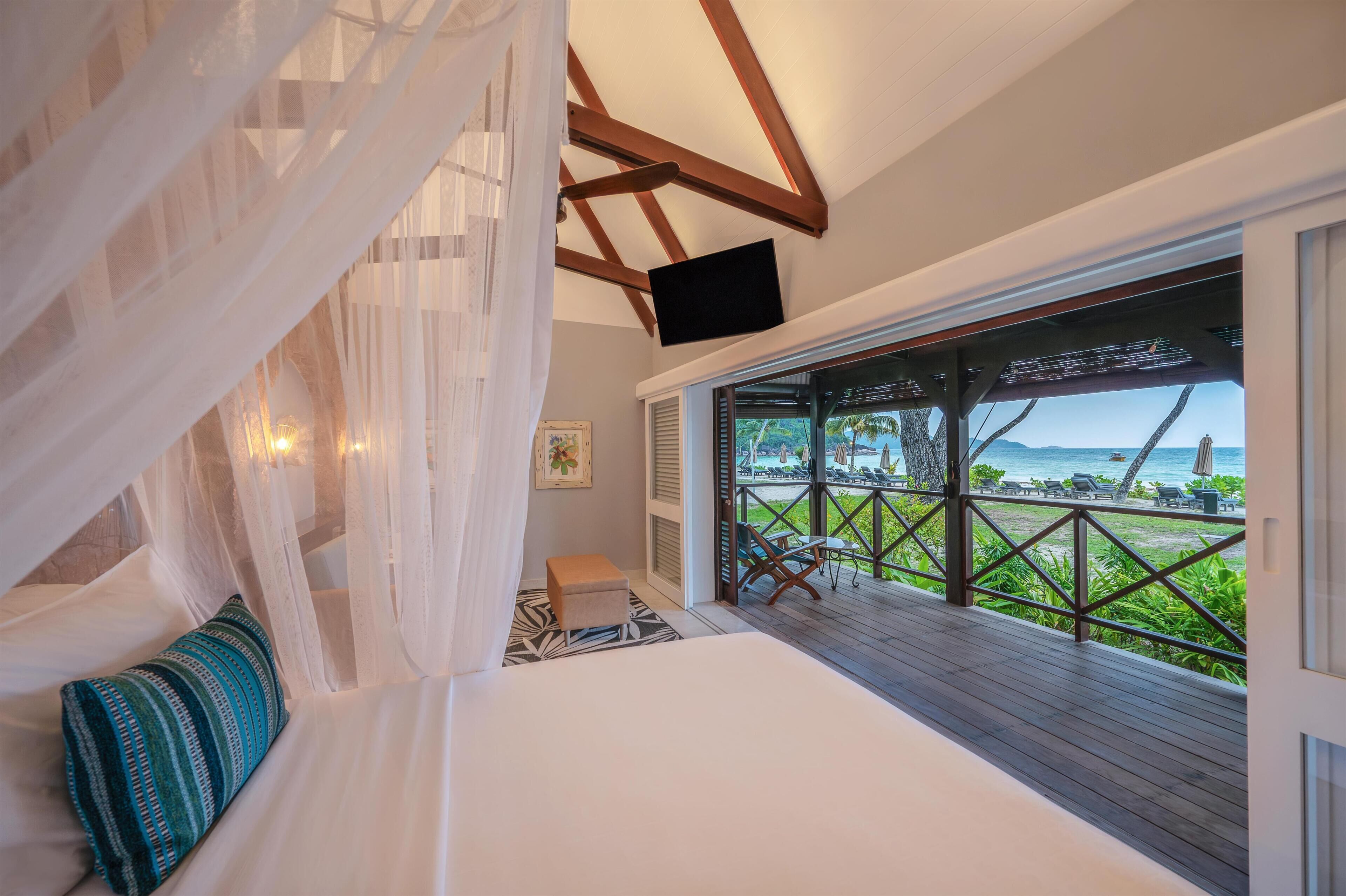 Deluxe kamer | Luxe beddengoed, een minibar, een kluis op de kamer, een bureau