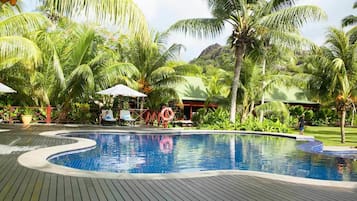 Kolam renang outdoor, dengan payung kolam renang dan kursi berjemur