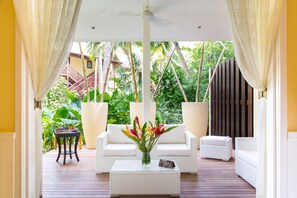 供應早餐、午餐、晚餐；多國菜；海灘景