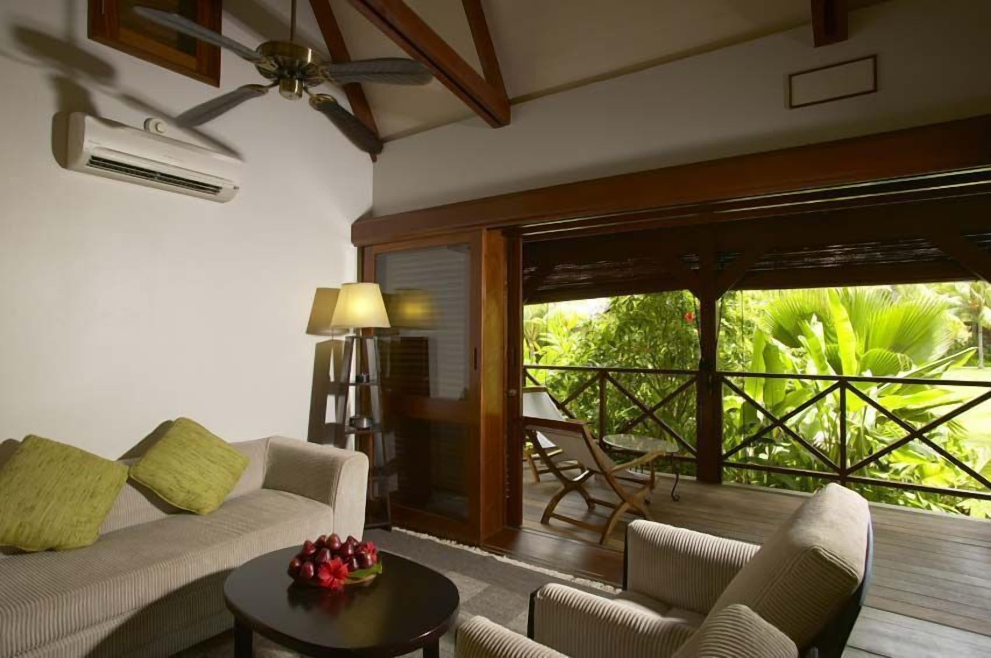 deluxe room | living area | plasma tv