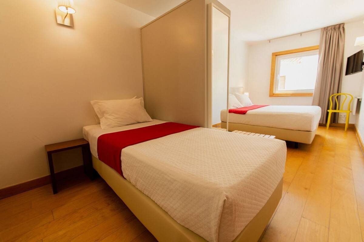Roupas de cama antialérgicas, escrivaninha, cortinas blackout