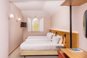 Habitación triple básica | Ropa de cama hipoalergénica, escritorio, cortinas opacas y wifi gratis