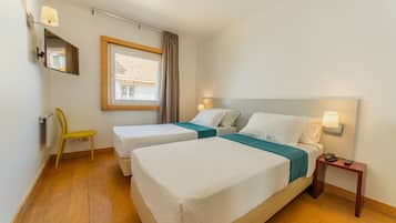 Seprai antialergi, meja kerja, tirai kedap cahaya, dan Wi-Fi gratis