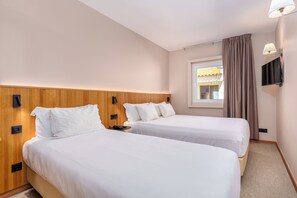 Basic-Dreibettzimmer | Allergikerbettwaren, Schreibtisch, Verdunkelungsvorhänge