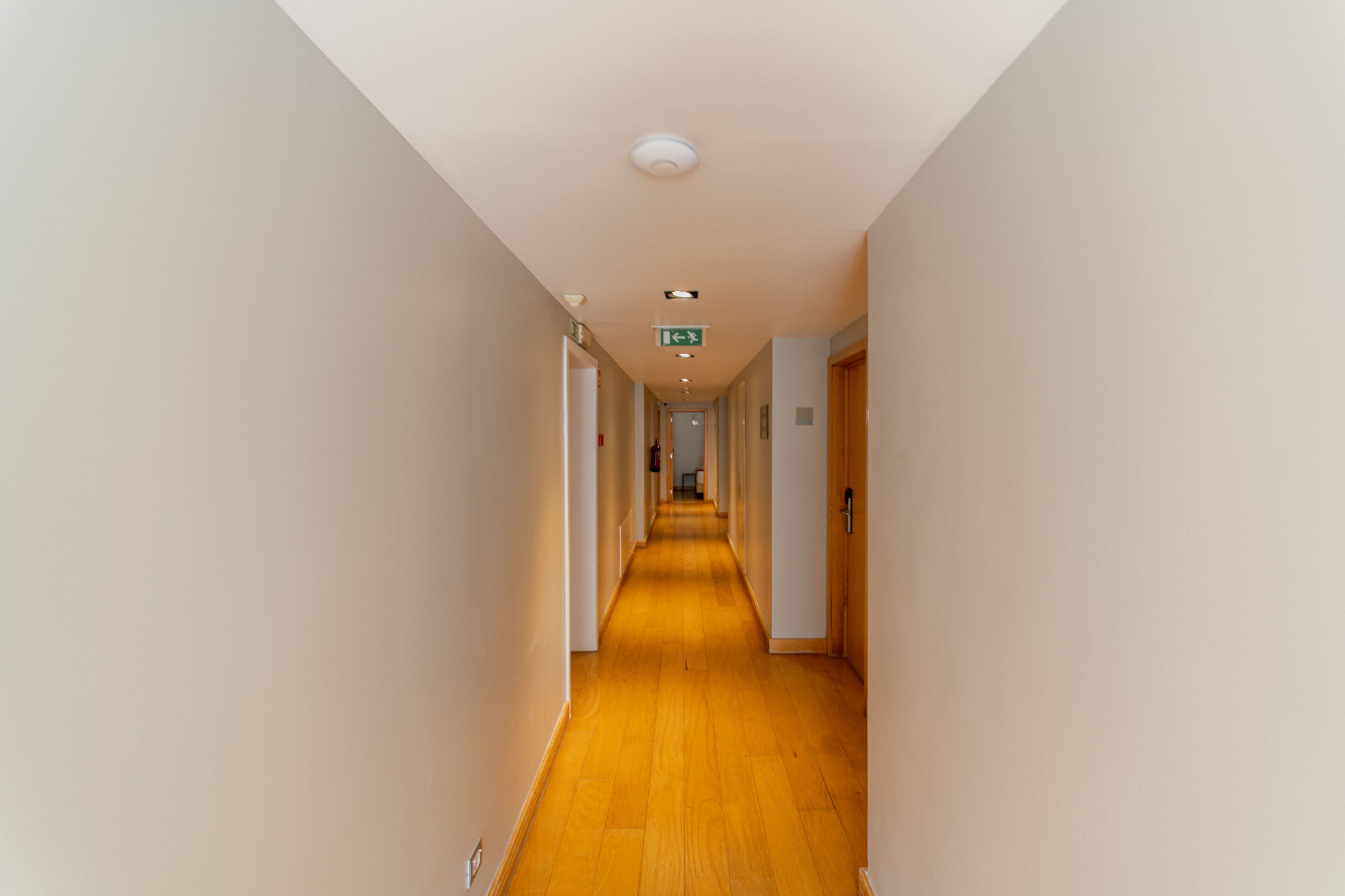 Télévision à écran plat de 32 pouces avec chaînes par câble, télévision