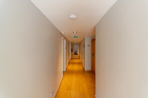 32-inch flat-screen TV with cable channels, TV - Cascais Hotel (Cascais)