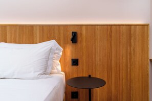 Basic-Dreibettzimmer | Allergikerbettwaren, Schreibtisch, Verdunkelungsvorhänge