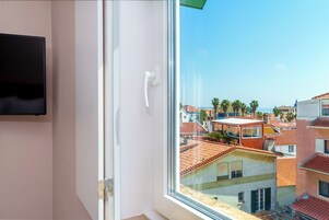 Ropa de cama hipoalergénica, escritorio y cortinas blackout 