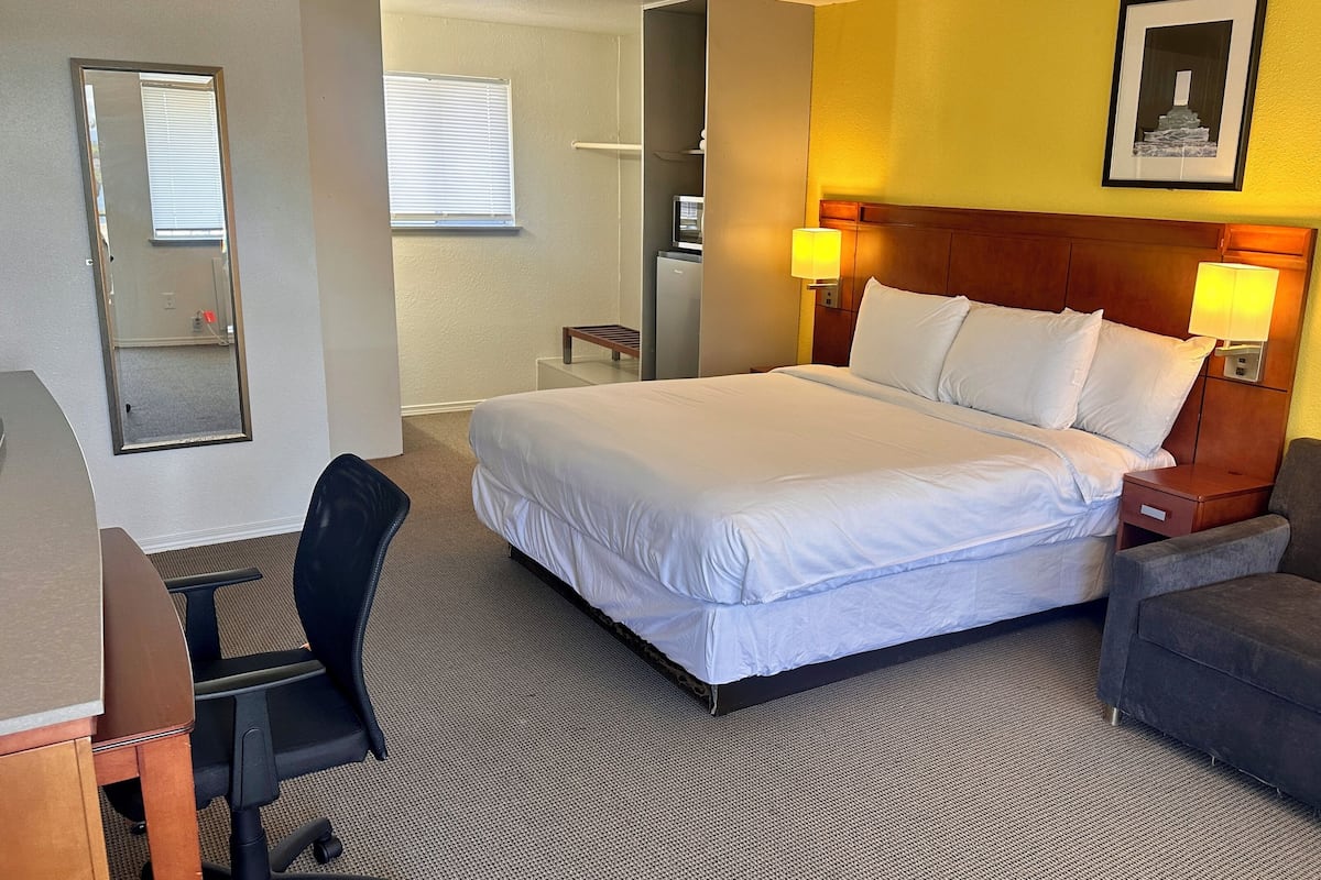 Signature Room, 1 King Bed, Non Smoking, Lake View | Premium bedding, desk, laptop workspace, blackout drapes