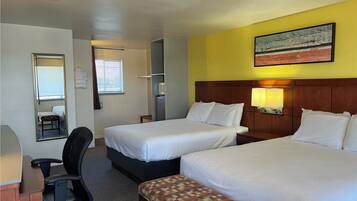 أغطية فراش متميزة ومكتب ومساحة عمل للكمبيوتر المحمول وستائر تعتيم