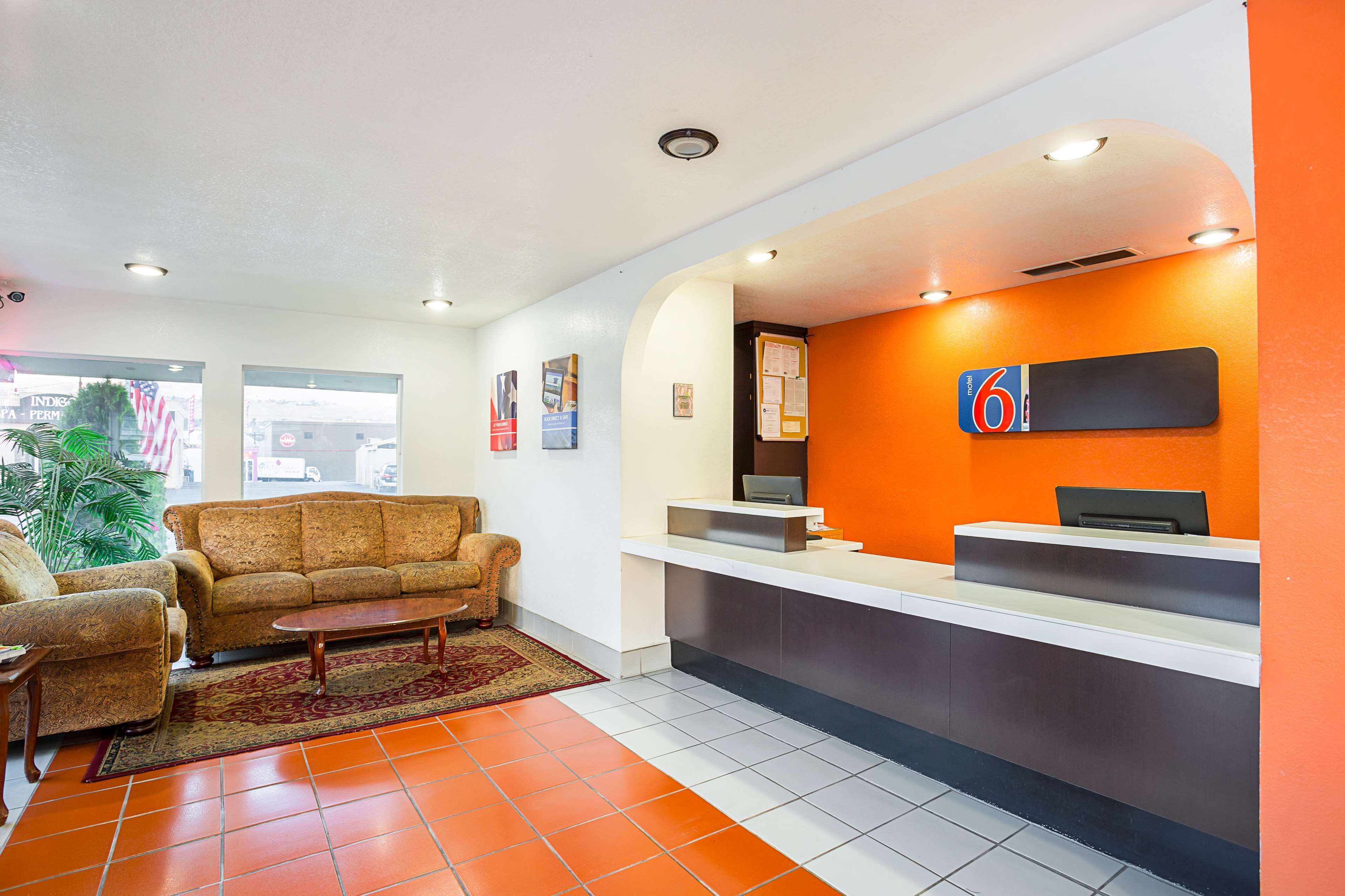 Coin salon dans le hall