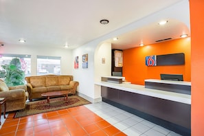 Lobby sitting area - Motel 6 Wenatchee, WA (Wenatchee)