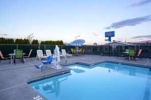 Outdoor pool - Motel 6 Wenatchee, WA (Wenatchee)