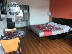 Tabla de planchar con plancha y ropa de cama 