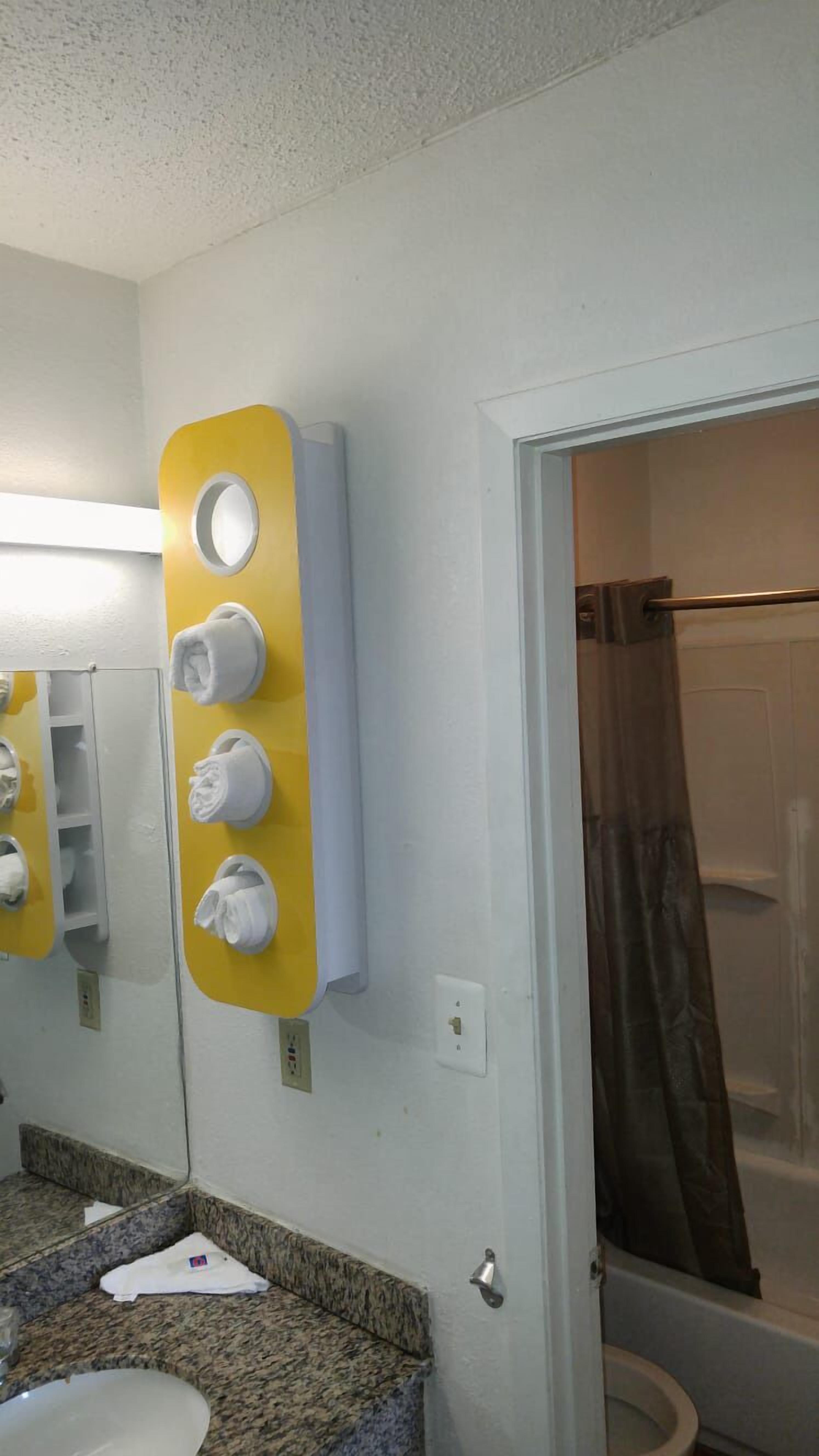 Iron/ironing board, bed sheets