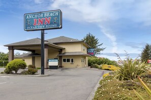 Front of property - Anchor Beach Inn (Crescent City)