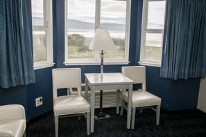 Premium bedding, individually furnished, blackout drapes - Anchor Beach Inn (Crescent City)