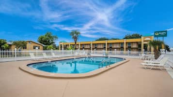 Piscine extérieure, accès possible de 8 h à 19 h, chaises longues