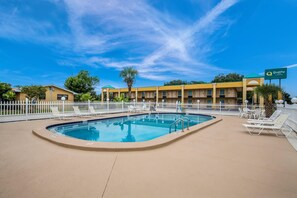 Outdoor pool, open 8:00 AM to 7:00 PM, sun loungers - Quality Inn White Springs Suwanee (Live Oak)