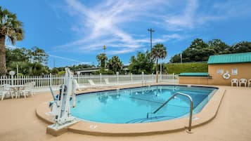 Piscine extérieure, accès possible de 8 h à 19 h, chaises longues