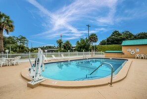 Outdoor pool, open 8:00 AM to 7:00 PM, sun loungers - Quality Inn White Springs Suwanee (White Springs)