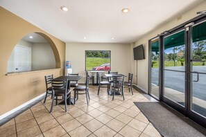 Free daily buffet breakfast - Quality Inn White Springs Suwanee (Live Oak)