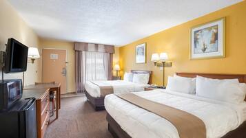 Standaard kamer, 2 queensize bedden, niet-roken | Een bureau, een laptopwerkplek, verduisterende gordijnen