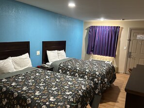 Quarto casal standard, 2 quartos, para fumantes | 1 quarto, escrivaninha, Wi-Fi de cortesia