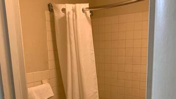Combined shower/bathtub, towels