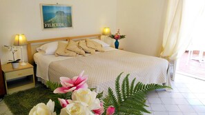 1 chambre, minibar, coffres-forts dans les chambres, bureau