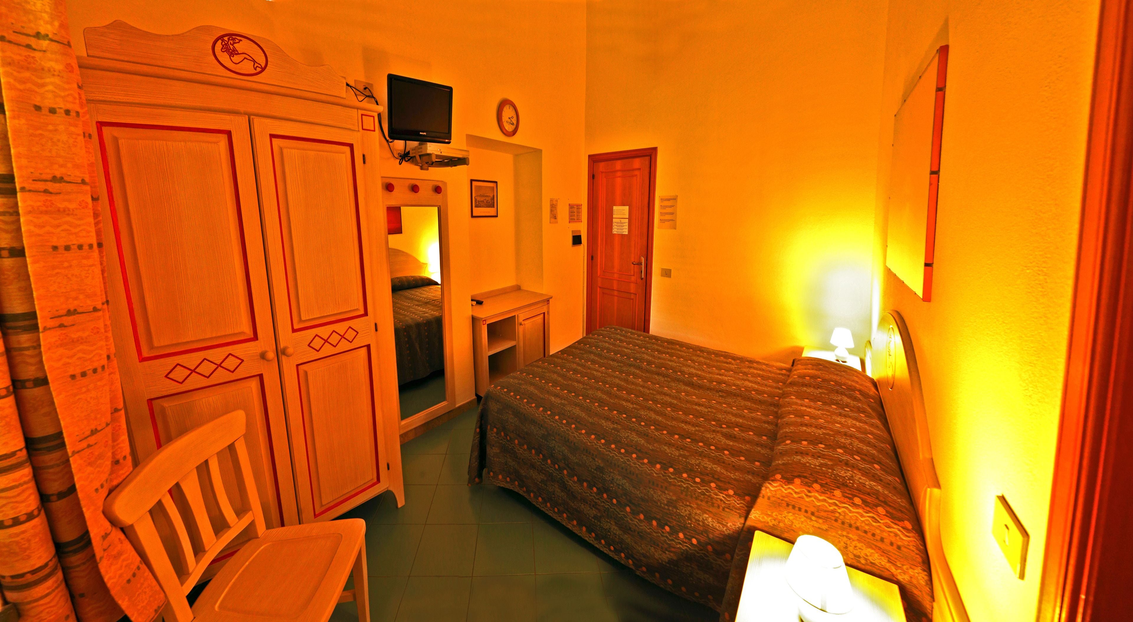 triple room | 1 bedroom, minibar, in-room safe, desk