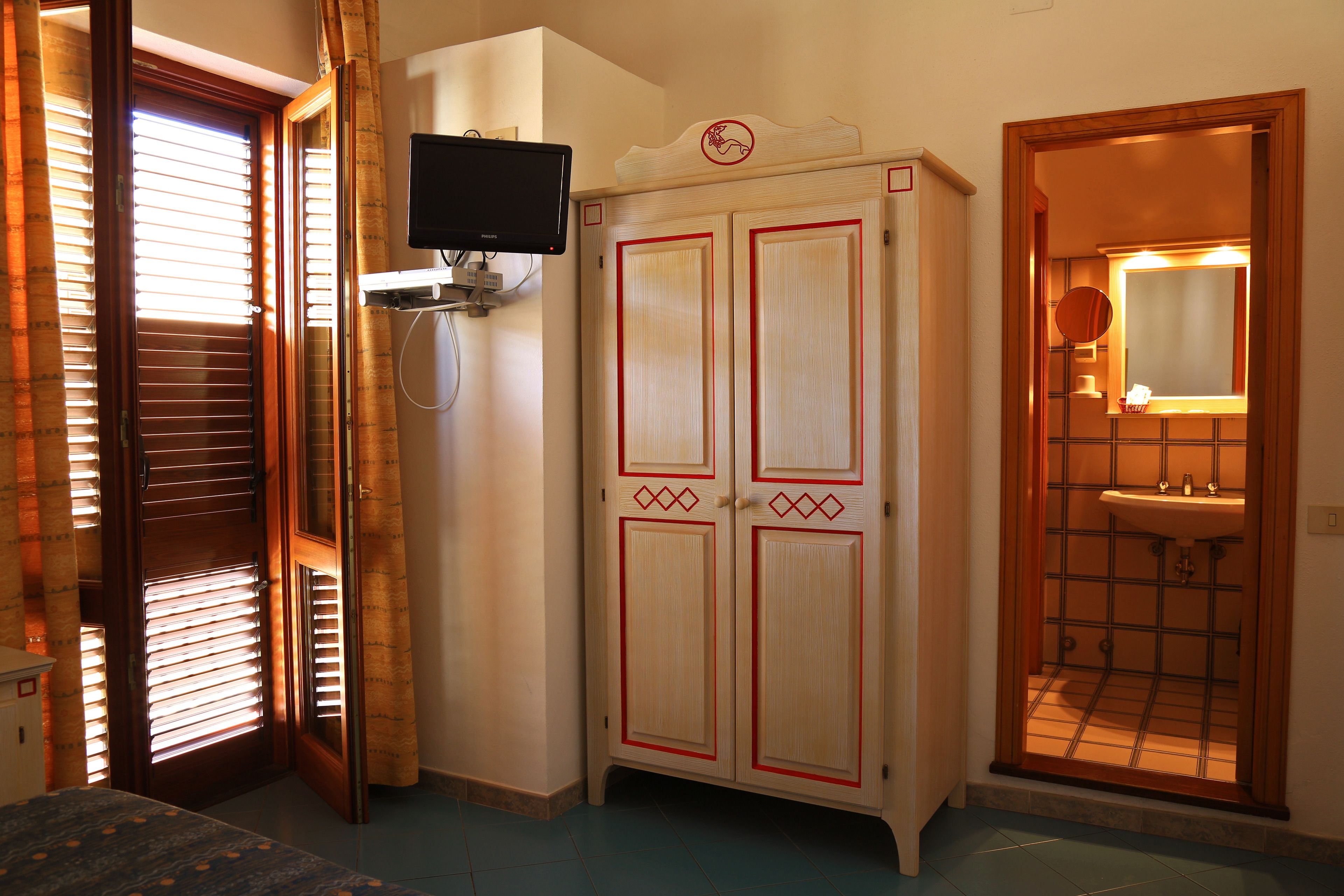 triple room | 1 bedroom, minibar, in-room safe, desk