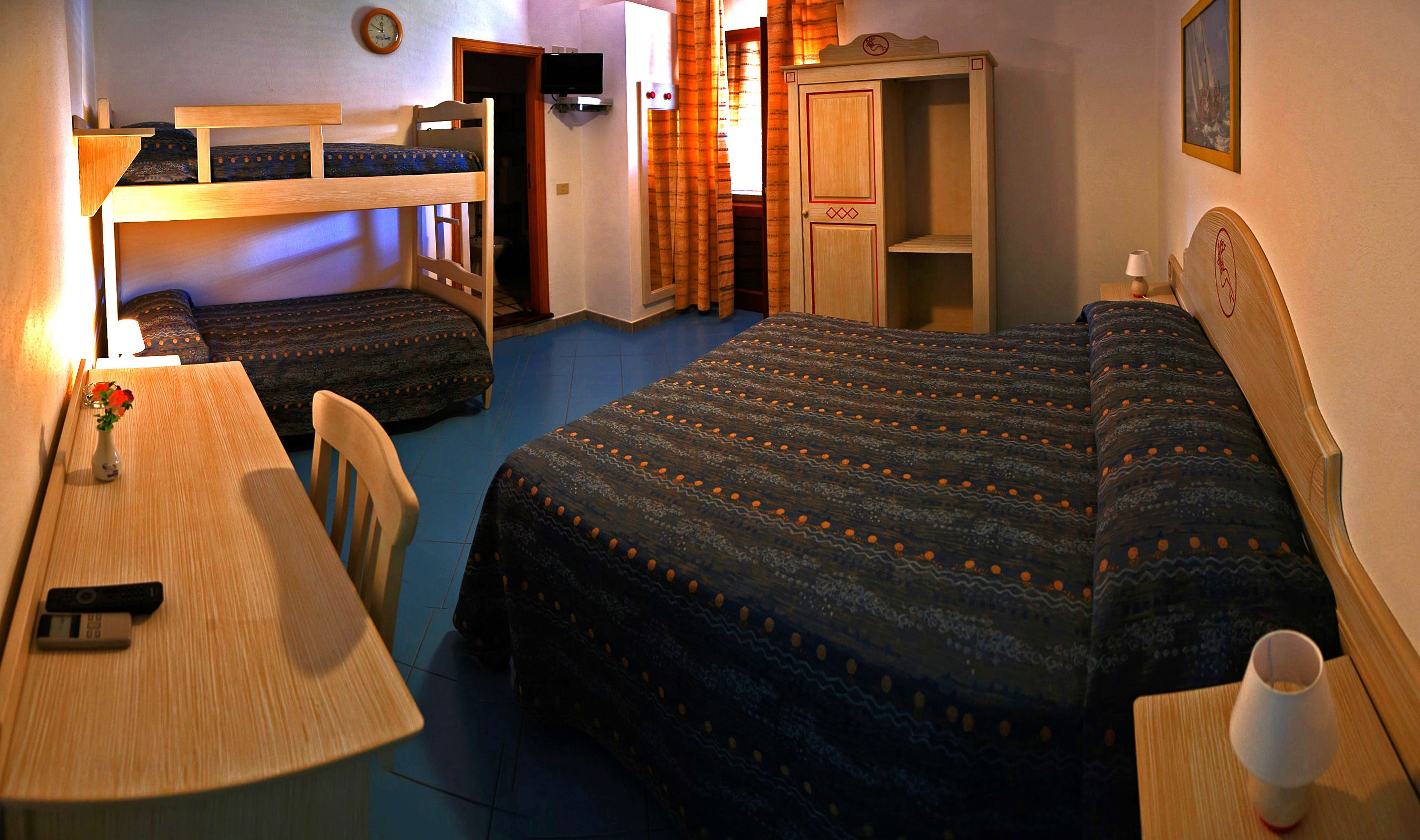 quadruple room | 1 bedroom, minibar, in-room safe, desk