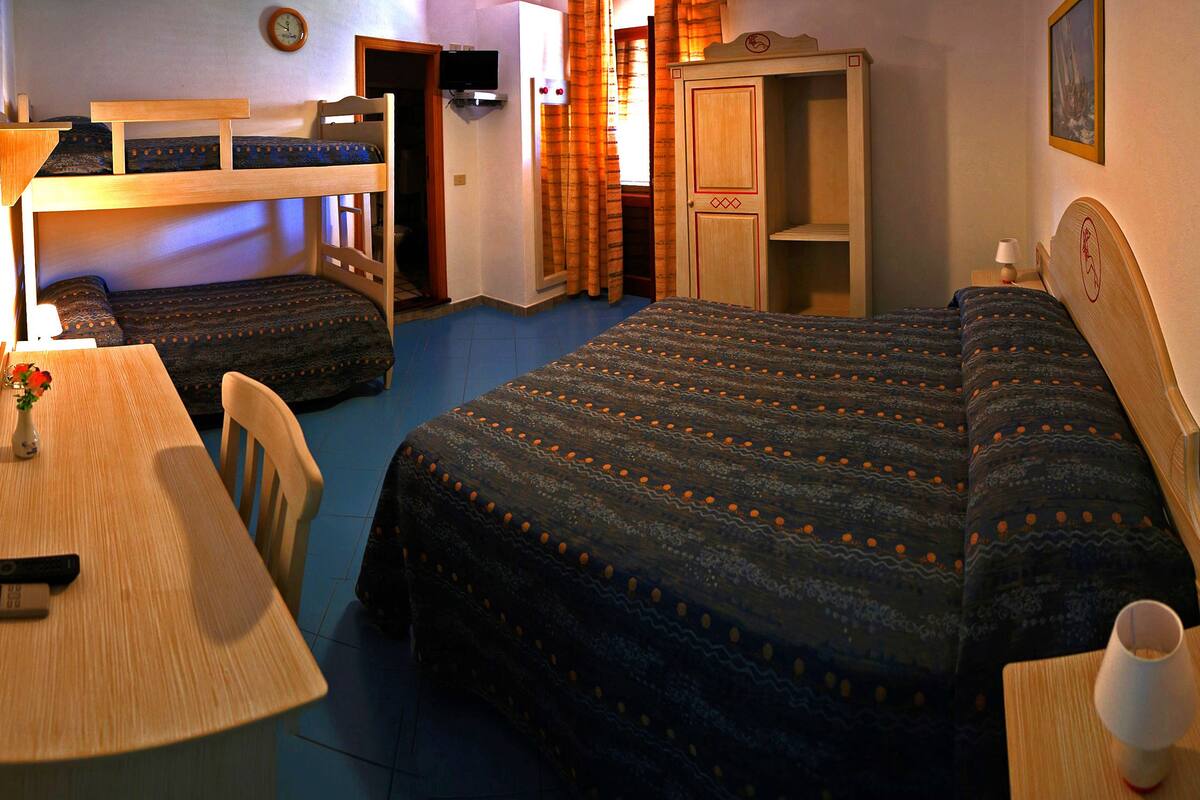 quadruple room | 1 bedroom, minibar, in-room safe, desk