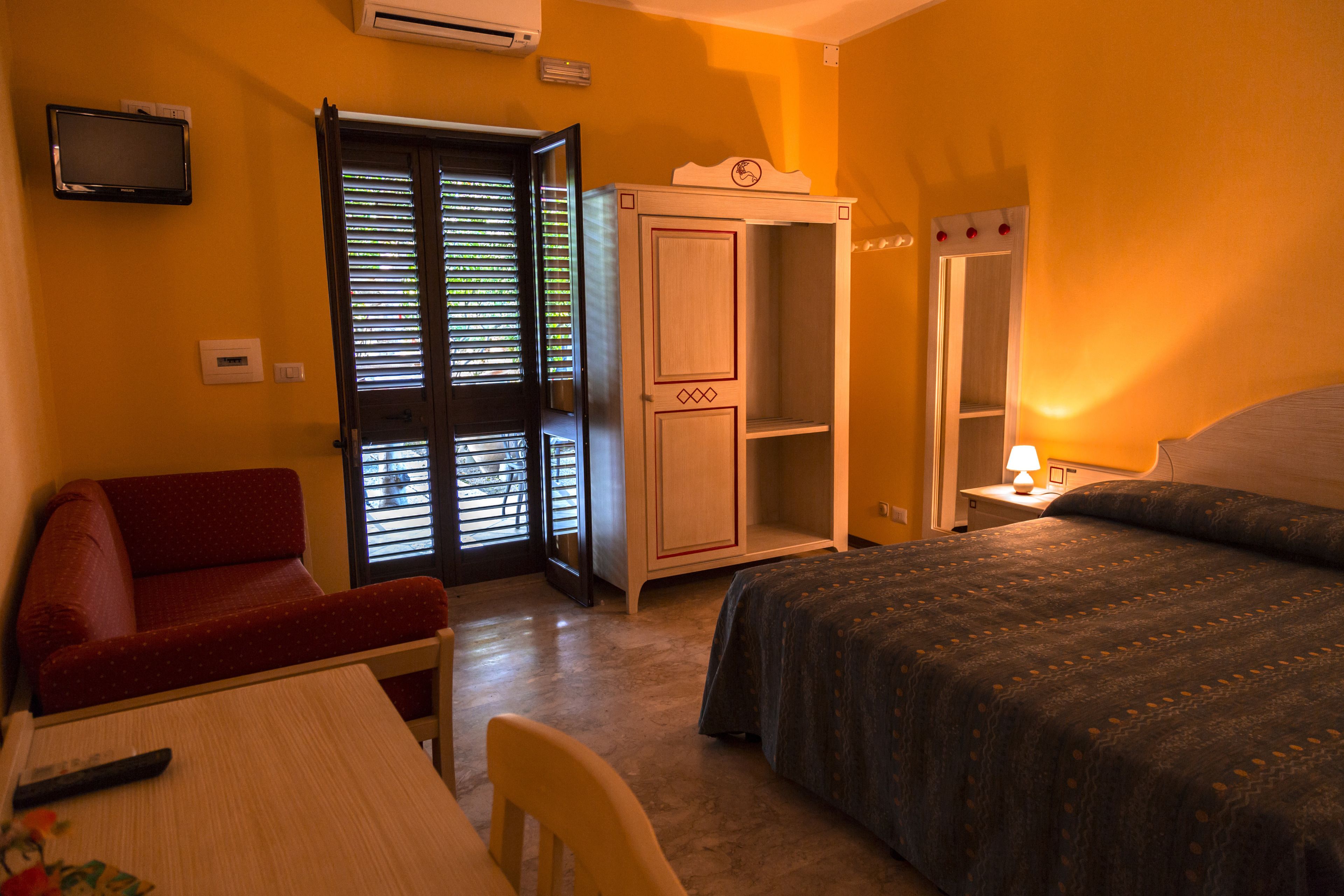 quadruple room | 1 bedroom, minibar, in-room safe, desk