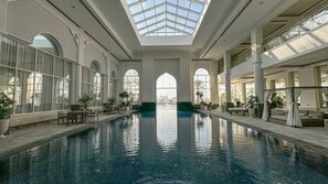 Piscine intérieure, piscine extérieure, chaises longues
