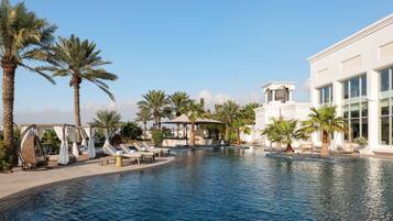 Piscine couverte, piscine extérieure, chaises longues