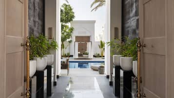 Minibar, coffres-forts dans les chambres, décoration personnalisée