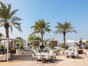 2 か所のレストラン (地中海料理)