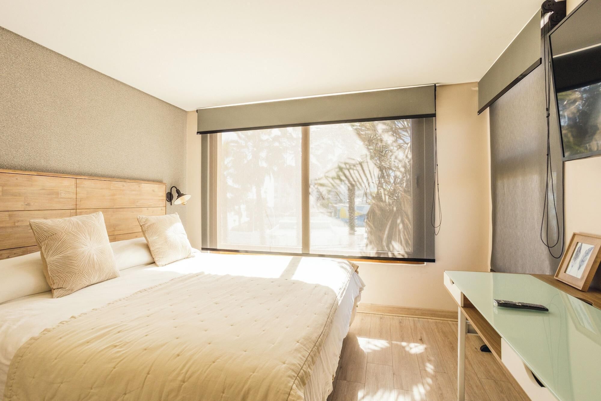 Tallelokero huoneessa, ilmainen Wi-Fi, herätyskellot