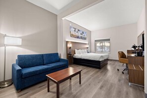 Chambre, 1 très grand lit, accessible aux personnes à mobilité réduite, non-fumeurs | Coffres-forts dans les chambres, bureau, fer et planche à repasser