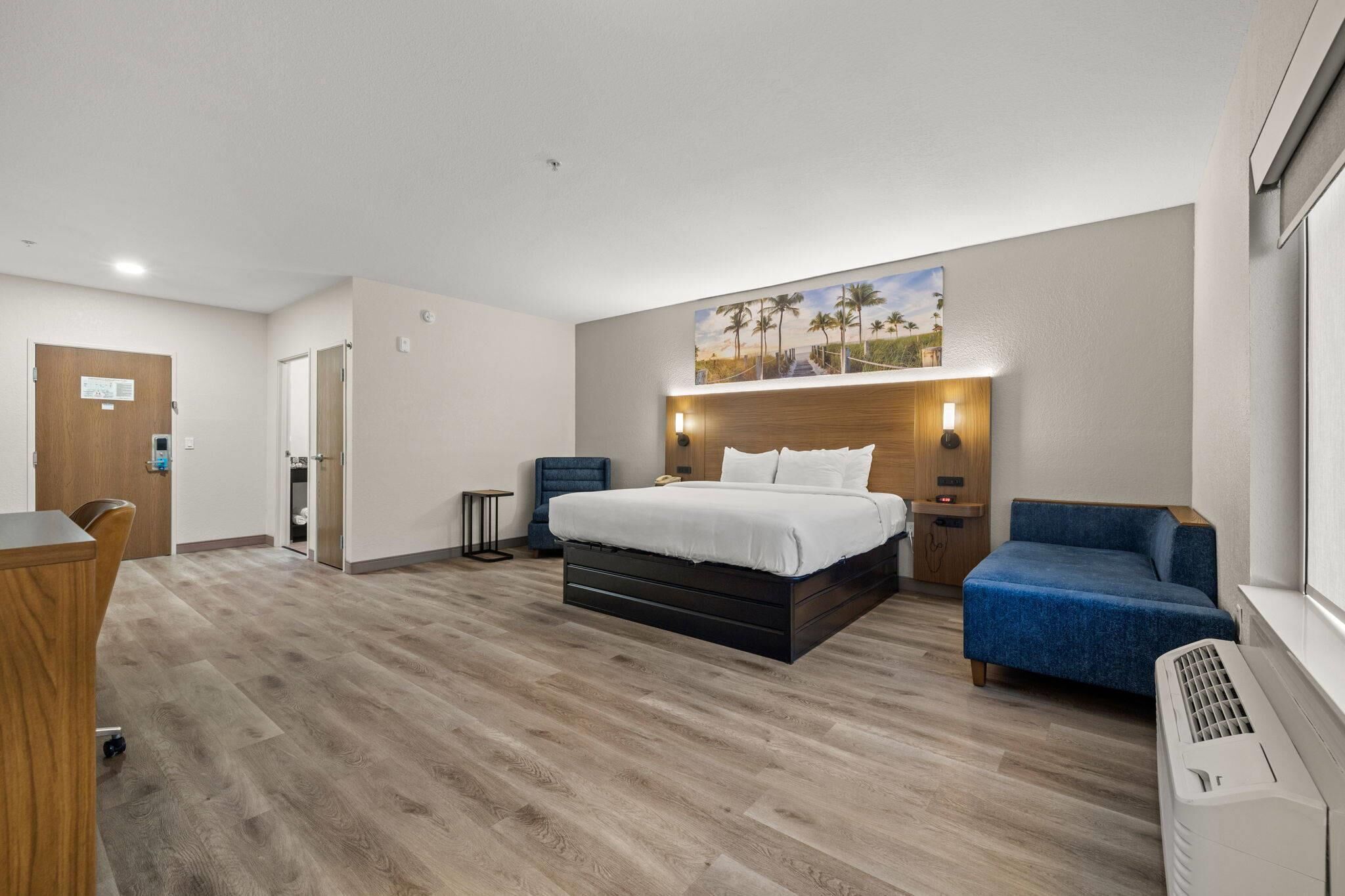 Suite, 1 King Bed with Sofa bed, Non Smoking