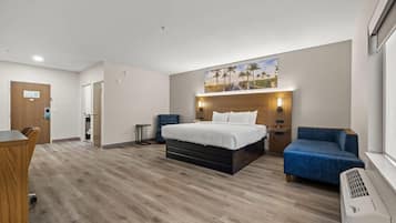 Suite, 1 kingsize bed met slaapbank, niet-roken | Een kluis op de kamer, een bureau, een strijkplank/strijkijzer