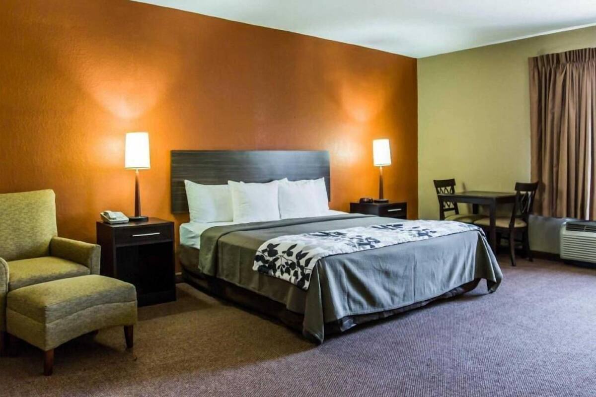 In-room safe, desk, iron/ironing board, free WiFi
