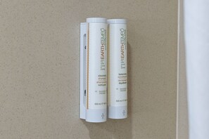 Chuveiro/banheira combinados, produtos de toalete grátis