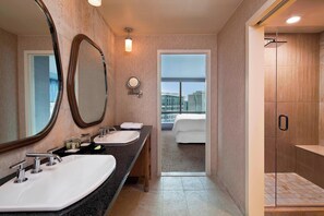 Suite presidencial, 1 habitación | Baño | Tina con regadera, amenidades de baño gratuitas, secadora de cabello 