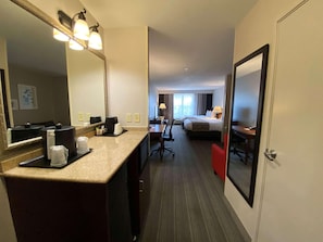 Hypo-allergenic bedding, desk, blackout drapes, iron/ironing board - Country Inn & Suites by Radisson, Athens, GA (Athens)